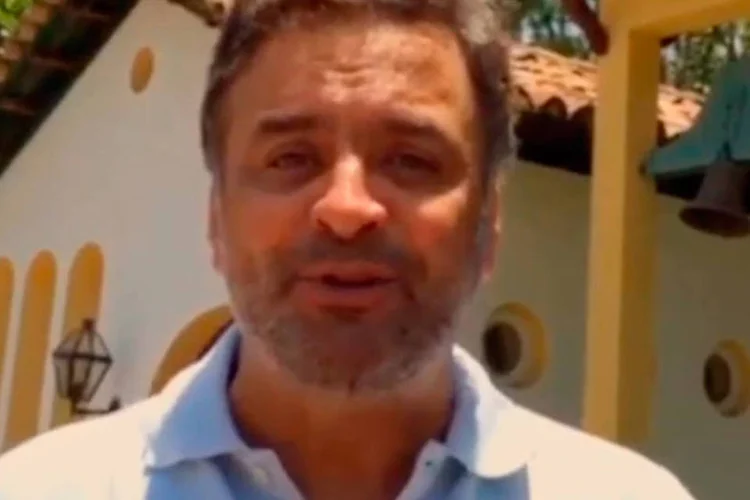 
	A&eacute;cio Neves aparece de barba em v&iacute;deo no Instagram: alguns disseram que a barba fazia com que o tucano ficasse com cara de petista
 (Reprodução/Instagram/aecionevesoficial)