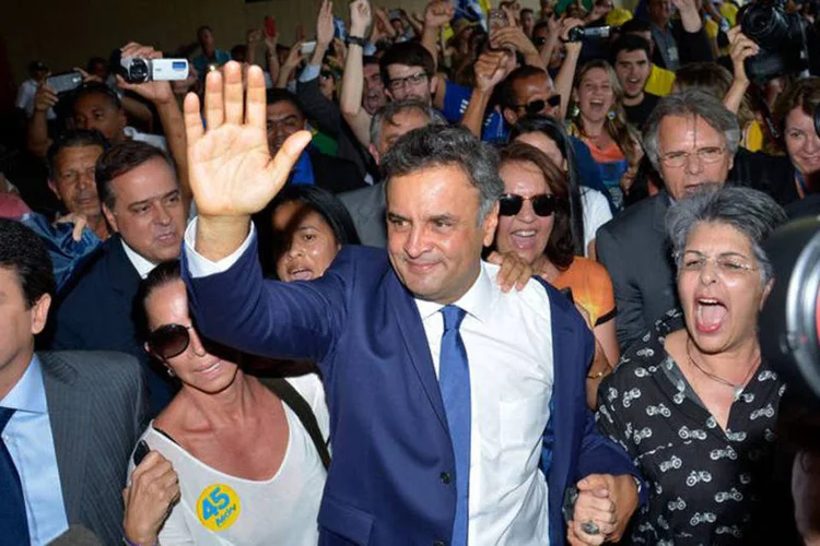 Senador Aécio Neves chega ao Congresso Nacional e é recebido por simpatizantes que o aguardavam (Wilson Dias/Agência Brasil)