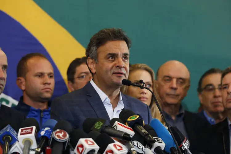Candidato presidencial do PSDB, Aécio Neves, durante um discurso após o resultado da eleição, em Belo Horizonte (Sergio Moraes/Reuters)