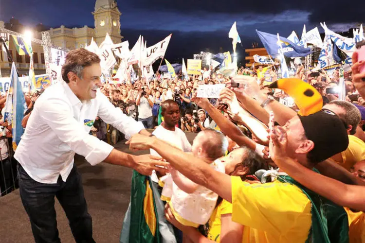 Aécio Neves (PSDB) durante ato político na praça da Estação, em Belo Horizonte, Minas Gerais
 (Orlando Brito/Coligação Muda Brasil)