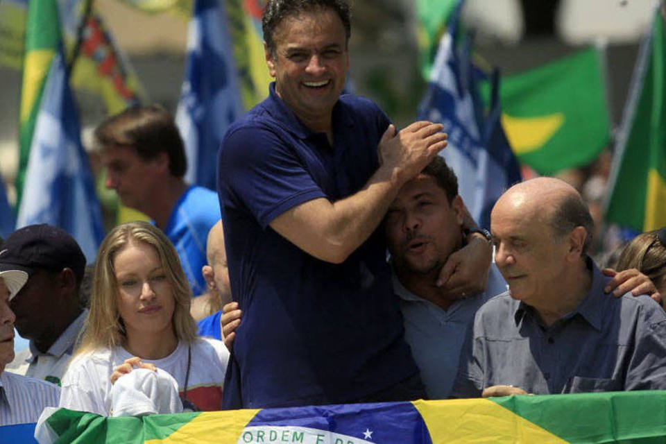 Aécio Neves, candidato presidencial do PSDB, durante um comício com o ex-jogador Ronaldo, no Rio de Janeiro (Dado Galdieri/Bloomberg/Bloomberg)