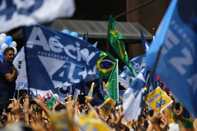 
	A&eacute;cio Neves (PSDB) durante um com&iacute;cio eleitoral na praia de Copacabana, no Rio de Janeiro
 (Ricardo Moraes/Reuters)