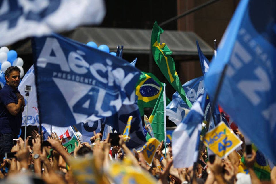 Aécio recebe apoio de intelectuais de esquerda