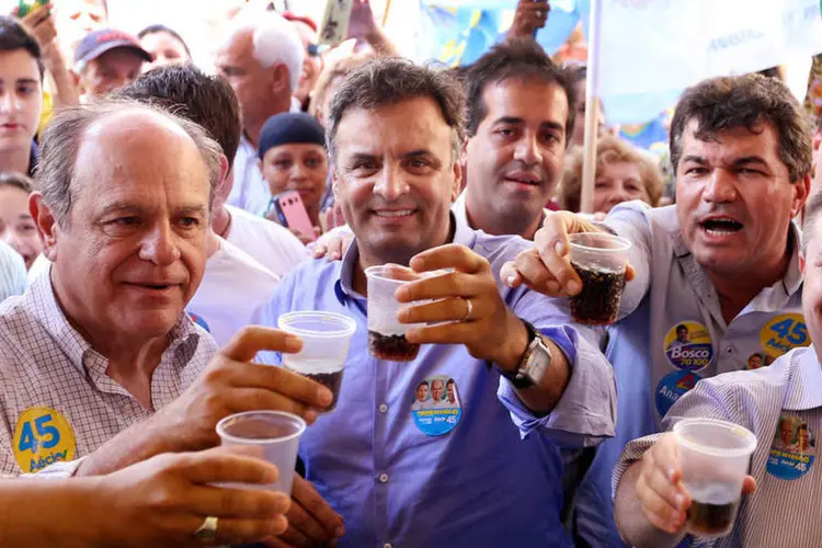 
	O candidato A&eacute;cio Neves (PSDB) participa de carreata em Uberaba, durante o primeiro turno das elei&ccedil;&otilde;es
 (Marcos Fernandes/Coligação Muda Brasil/Divulgação)