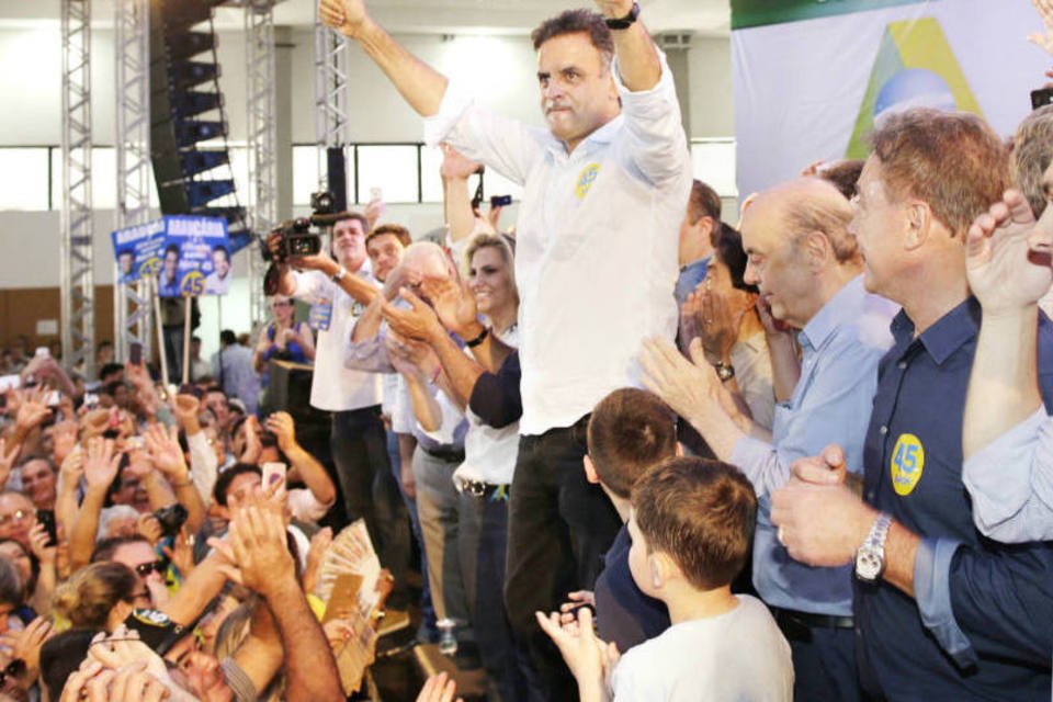 Aécio vai a ato político e agradece apoio para segundo turno