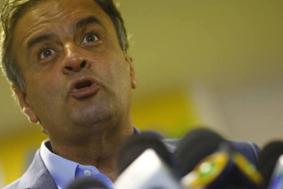 Aécio grava para WhatsApp e pede ajuda contra mentiras