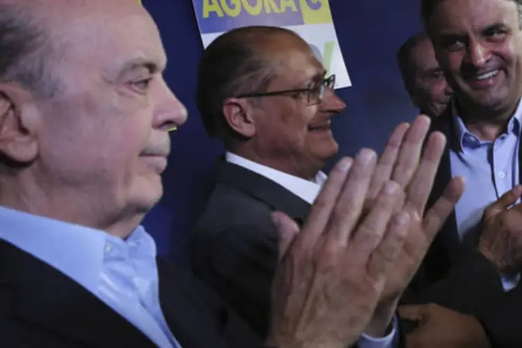 Aécio Neves (PSDB) é parabenizado por José Serra e Geraldo Alckmin, em São Paulo (Nacho Doce/Reuters)