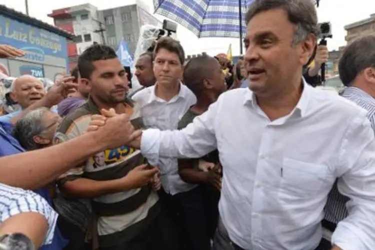 Aécio Neves é visto em 26 de setembro de 2014, durante campanha política em Taboão da Serra (Nelson Almeida/AFP)