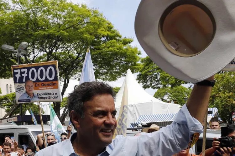 Candidato à Presidência pelo PSDB, Aécio Neves, acena para eleitores em Mogi das Cruzes (Paulo Whitaker/Reuters)