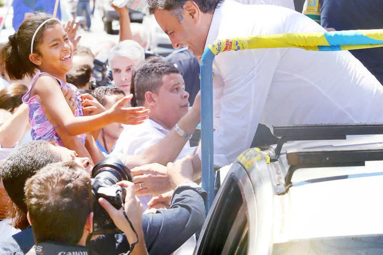 Candidato Aécio Neves (PSDB) participa de carreata em Betim, Minas Gerais
 (Marcos Fernandes/Coligação Muda Brasil/Divulgação)