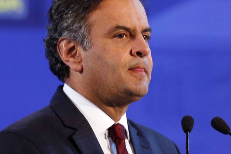 Para Aécio, panfletos do PT revelam abuso de poder político