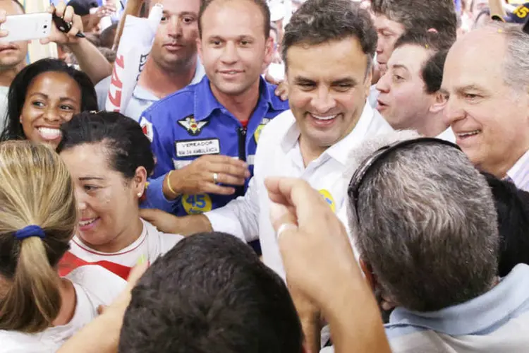 O candidato à Presidência Aécio Neves (PSDB) e Pimenta da Veiga fazem caminhada em Belo Horizonte (Igo Estrela/Coligação Muda Brasil/Divulgação)