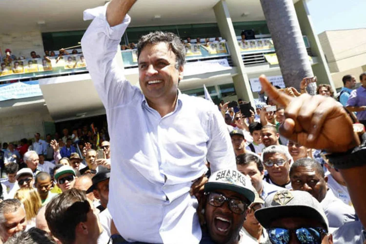 
	A&eacute;cio Neves (PSDB) durante uma carreta e caminhada na cidade de Montes Claros, em Minas Gerais
 (Bruno Magalhães/Coligação Muda Brasil/Divulgação)