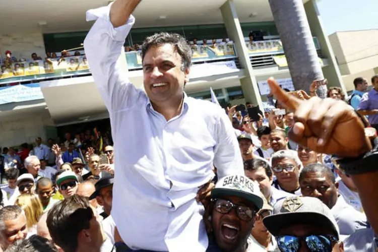 Aécio Neves (PSDB) durante uma carreta e caminhada na cidade de Montes Claros, em Minas Gerais (Bruno Magalhães/Coligação Muda Brasil/Divulgação)