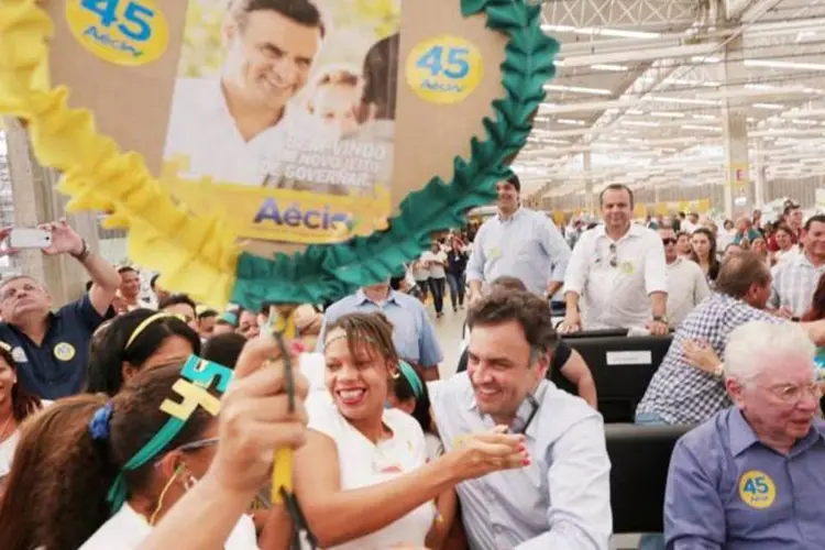 Aécio Neves (PSDB) durante visita à fábrica Guararapes, em Natal (Orlando Brito/Coligação Muda Brasil/Divulgação)