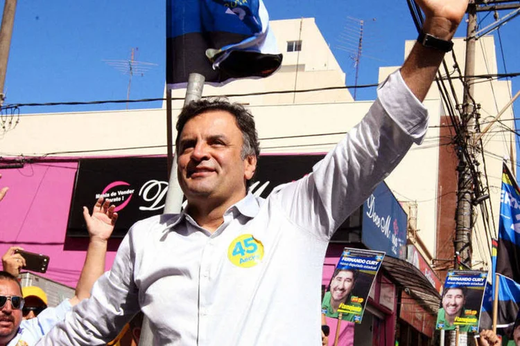 
	A&eacute;cio Neves (PSDB) durante caminhada em Botucatu, interior de S&atilde;o Paulo
 (Marcos Fernandes/Coligação Muda Brasil/Divulgação via Fotos Públicas)