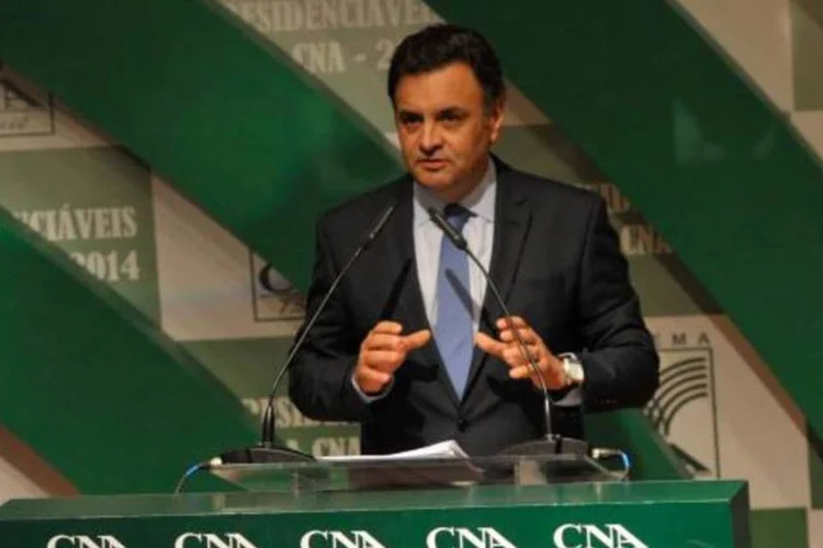 O candidato à Presidência da República pelo PSDB, Aécio Neves, participa de sabatina na Confederação da Agricultura e Pecuária do Brasil (Antonio Cruz/Agência Brasil)