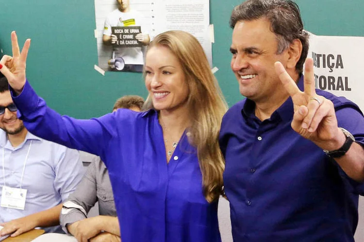 Acompanhado da mulher e de assessores, Aécio vota em escola em Minas Gerais (Marcos Fernandes/Coligação Muda Brasil/Divulgação)