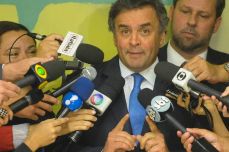 
	Presidente nacional do PSDB, senador A&eacute;cio Neves: justificativa na representa&ccedil;&atilde;o &eacute; de que pol&iacute;tico declarou &agrave; um patrim&ocirc;nio de R$ 617 mil, mas foi flagrado em uma blitz dirigindo um Land Rover
 (Jose Cruz/ABr)