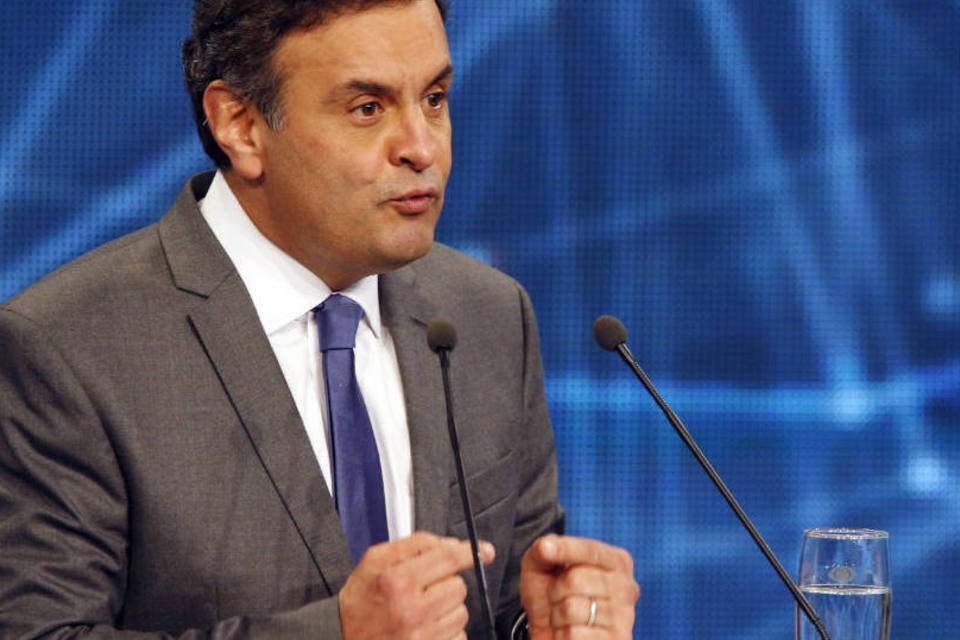 Aécio cobra posição de Dilma por escândalo na Petrobras