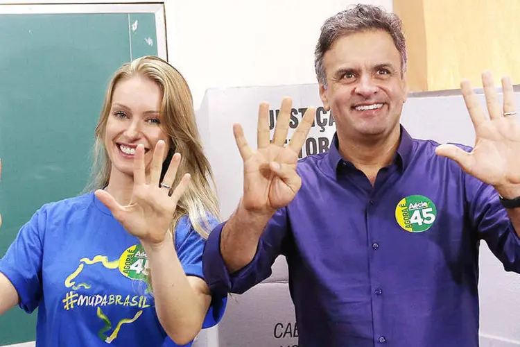 
	O candidato A&eacute;cio Neves ao lado da esposa: em a&ccedil;&atilde;o na justi&ccedil;a eleitoral, o PSDB cobra auditoria dos sistemas de vota&ccedil;&atilde;o e totaliza&ccedil;&atilde;o de votos
 (Marcos Fernandes/Coligação Muda Brasil)