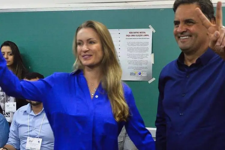 
	A&eacute;cio Neves vota acompanhado de sua mulher, Let&iacute;cia
 (Agência Brasil / Fotos Públicas)