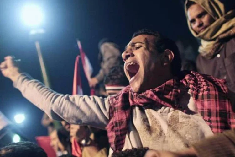 Manifestantes na praça Tahrir aguardavam o pronunciamento do presidente Hosni Mubarak (Getty Images)