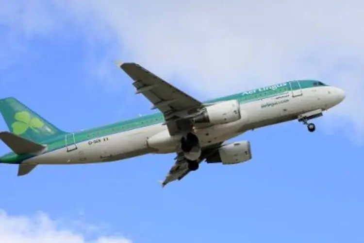 
	Aeronave da Aer Lingus: os passageiros disseram que ele havia mordido um homem que estava sentado perto dele e que membros da tripula&ccedil;&atilde;o tentaram algem&aacute;-lo antes dele perder a consci&ecirc;ncia
 (Peter Muhly/AFP)