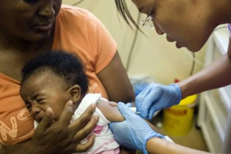 
	Angola: a reuni&atilde;o foi convocada para ressaltar a gravidade do surto e para enfatizar mais uma vez a necessidade de vacina&ccedil;&atilde;o em massa contra essa doen&ccedil;a viral
 (©AFP / Rodger Bosch/AFP)