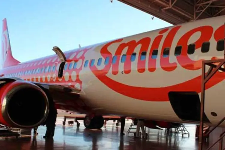 Avião da GOL pintado com logo do programa de fidelidade Smiles (Divulgação/Divulgação)