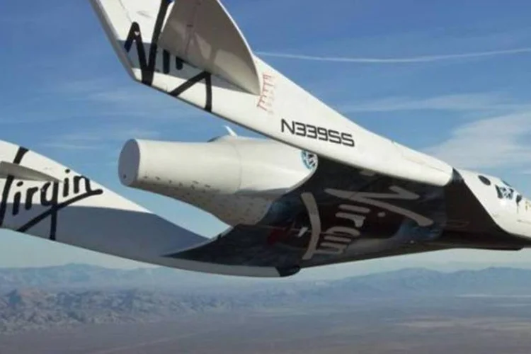 Espaçonave da Virgin SpaceShip2 (VSS Enterprise) plana sobre o Mojave em direção à Terra em seu primeiro teste de voo após ser liberado da nave mãe WhiteKnight2 (VMS Eve), em 2010 (Ho New/Reuters)