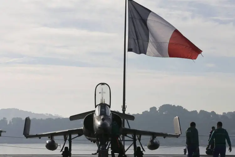 
	Aeronave francesa na base naval de Toulon: ativistas disseram que, como resultado do forte bombardeio em Raqqa, a energia foi cortada em algumas partes da cidade
 (Jean-Paul Pelissier/ Reuters)