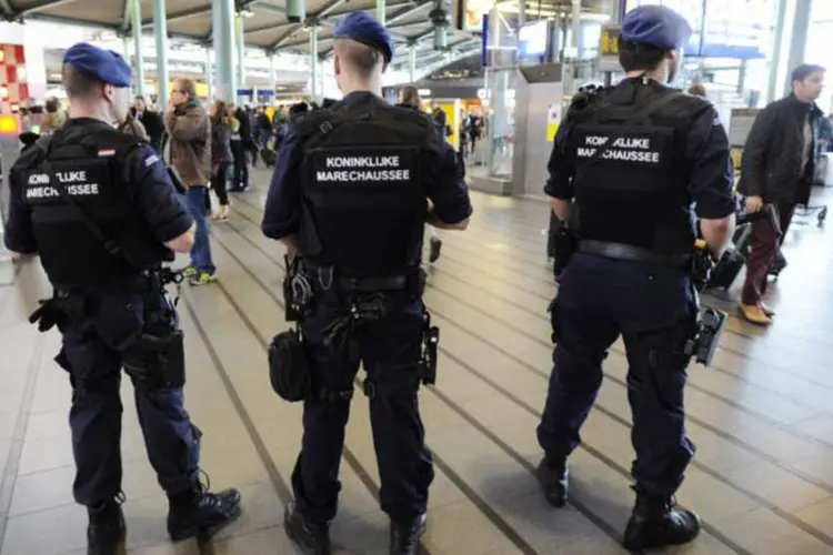 
	Soldados no aeroporto de Amsterd&atilde;: emissora holandesa &quot;NOS&quot; disse que poderia se tratar de um aviso por amea&ccedil;a terrorista
 (Evert Elzinga  / AFP)