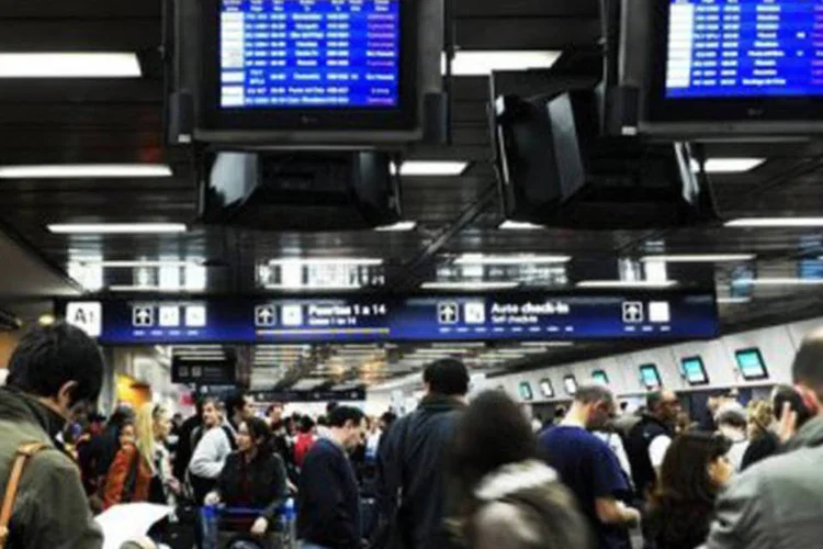 Nos dois aeroportos foram registrados no domingo 146 cancelamentos de voos
 (Daniel Garcia/AFP)