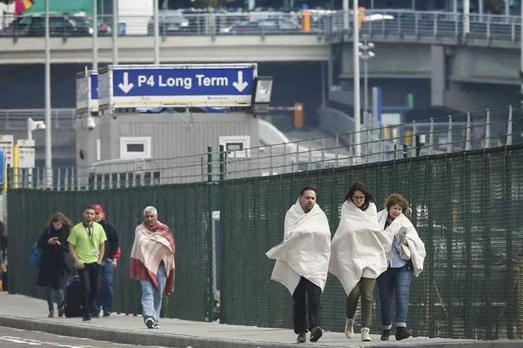 
	Aeroporto em Bruxelas: membros do servi&ccedil;o especializado em desarmar artefatos do ex&eacute;rcito realizaram a tarefa
 (Francois Lenoir/Reuters)
