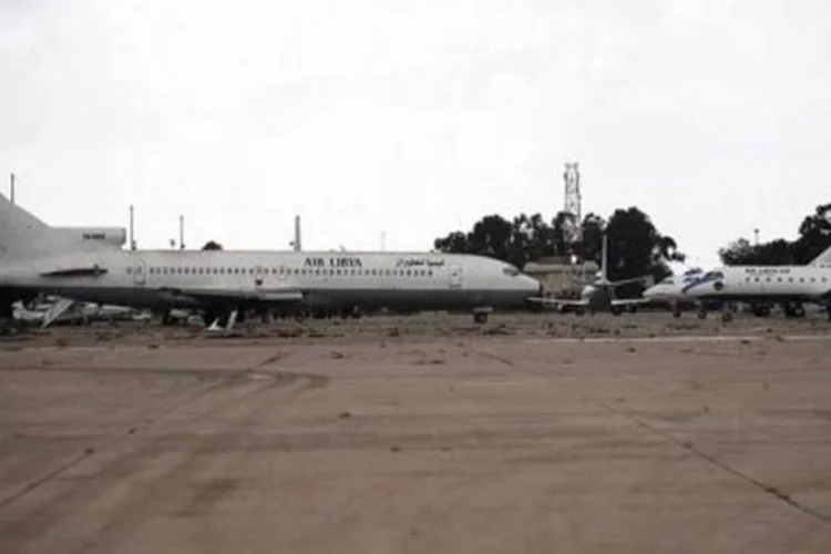 Aeroporto em Benghazi, na Líbia: aliança destruiu mais de 70 tanques do regime (Gianluigi Guercia/AFP)