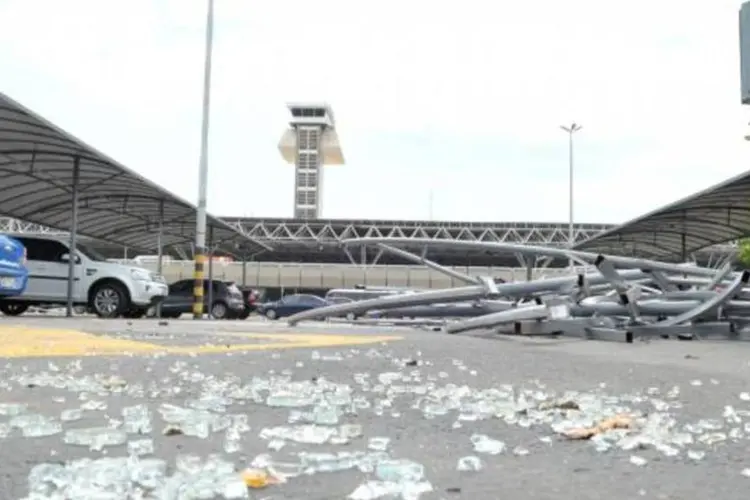 Passagem de tornado e chuva forte causam estragos no aeroporto de Brasília (Elza Fiúza/Agência Brasil)