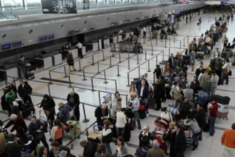 Passageios na fila para embarque no aeroporto de Ezeiza, em Buenos Aires, onde a operação foi normalizada (Juan Mabromata/AFP)