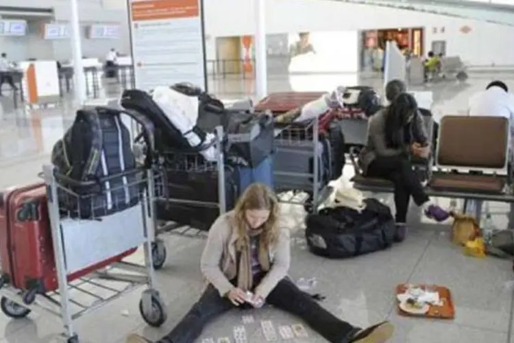 Turista joga paciência no aeroporto Carrasco, em Montevidéu, no Uruguai (AFP)
