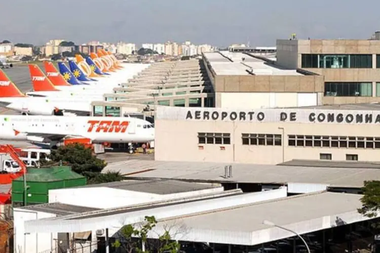
	Aeroporto de Congonhas: pela manh&atilde;, o Sindicato dos Aerovi&aacute;rios no Estado de S&atilde;o Paulo realizou um protesto dentro do Aeroporto de Congonhas
 (Wikimedia Commons)