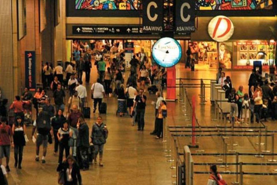 Aeroportos de SP operam por instrumentos com chuva