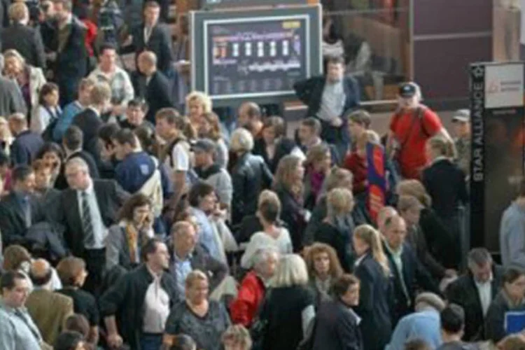 Aeroporto de Bruxelas, a capital belga, lotado por causa da greve de controladores de voo (Julien Warnand/AFP)