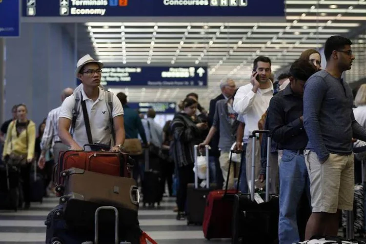
	O&#39;Hare: 450 voos foram cancelados no aeroporto, disse Departamento de Avia&ccedil;&atilde;o de Chicago
 (Jim Young/Reuters)