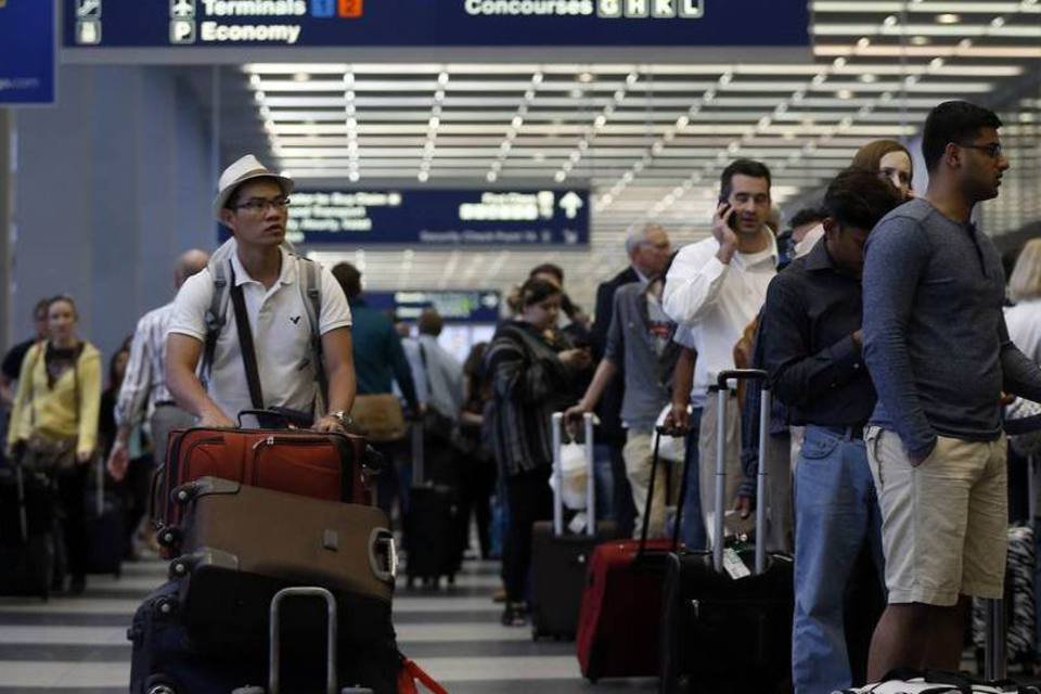 Mau tempo cancela centenas de voos em Chicago