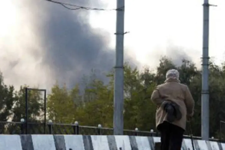 Fumaça do aeroporto de Donetsk: "Controlamos 95% do aeroporto", declarou líder separatista (AFP)