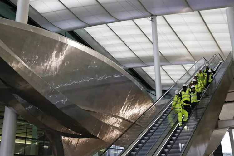 Trabalhadores da construção no novo terminal do Aeroporto de Heathrow, em Londres (Simon Dawson/Bloomberg)