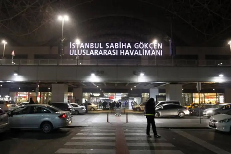 
	Aeroporto de Istambul: por volta da meia-noite (hora local), diversos tanques cercavam o aeroporto
 (Osman Orsal/ Reuters)