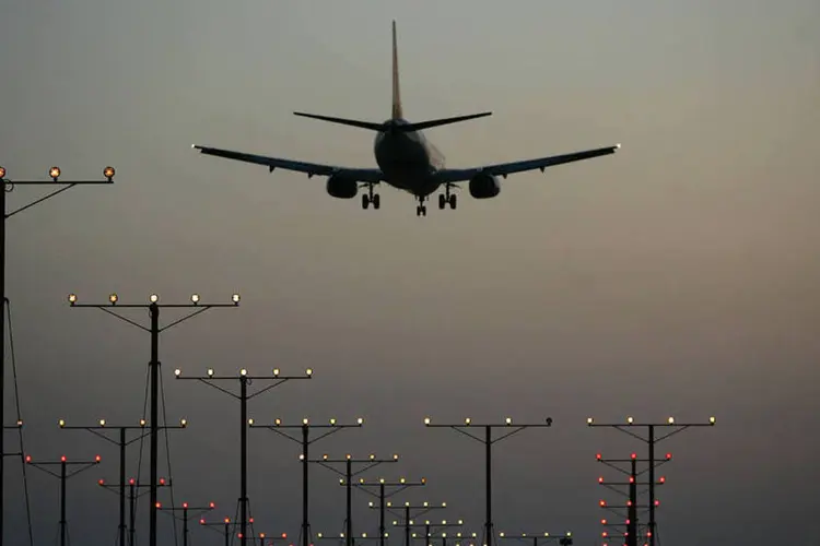 
	Avi&atilde;o pousando no Aeroporto Internacional de Los Angeles, na Calif&oacute;rnia
 (David McNew/Getty Images)