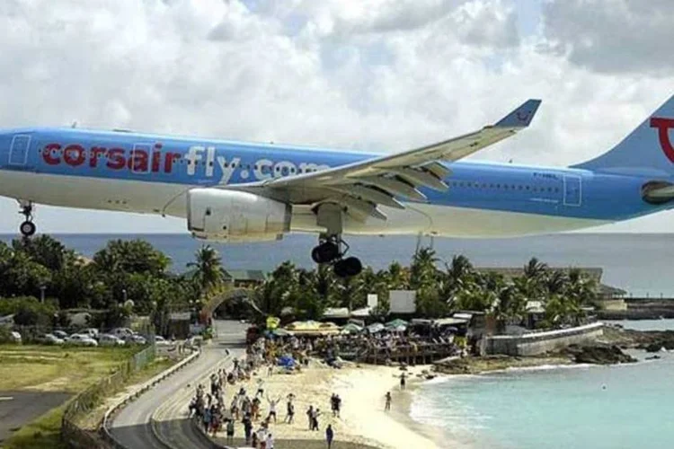 Avião pousa no aeroporto internacional de Saint Martin (Wikimedia Commons)