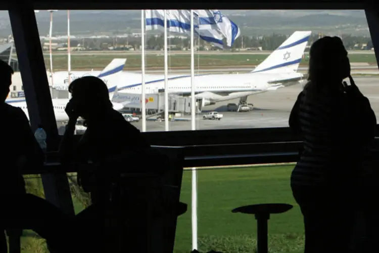 Passageiros aguardam seus voos no Aeroporto Internacional Ben-Gurion, próximo de Tel Aviv (Ronen Zvulun/Reuters/Reuters)